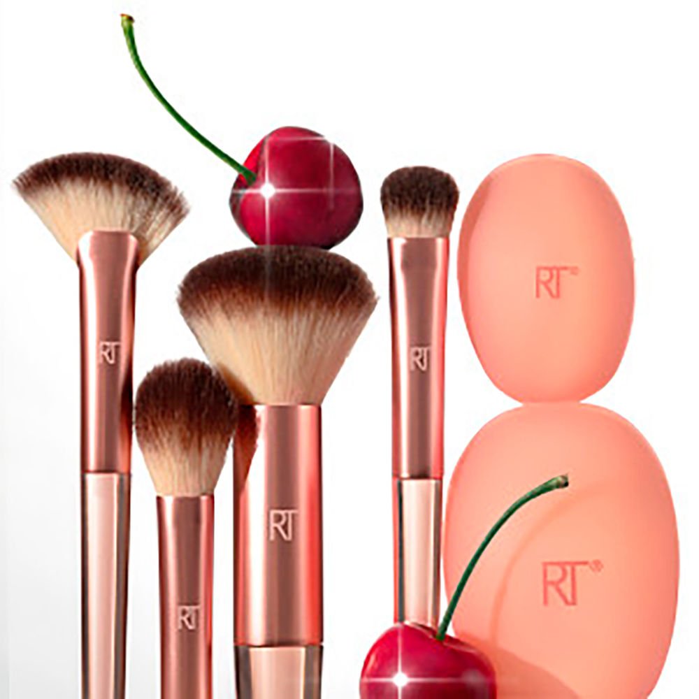 チェリーオントップ、より明るい色合いのベースケース Real Techniques