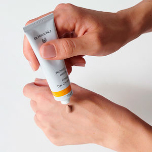 Facial day tanning cream with color