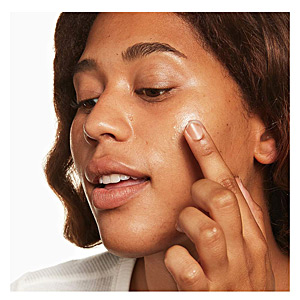 MOISTURE SURGE 100H self-replenishing hydrator