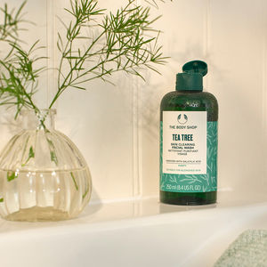 TEA TREE skin clearing facial wash
