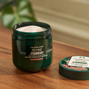 Strawberry body yogurt