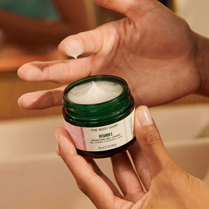 VITAMIN E moisturizing cream gel