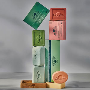 NATUURLIJKE VASTE SHAMPOO EN GEL HYDRATEERT EN VERNIEUWT DE GEVOELIGE HUID