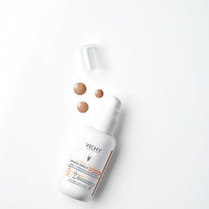 CAPITAL SOLEIL UV-AGE DAILY apsauginis skystis su spalva SPF50+