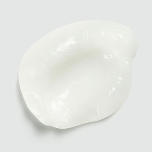 Il balsamo leggero DARK OIL idrata e ammorbidisce