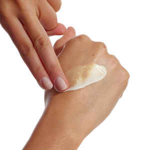 GRADUAL TANNING illuminating self-tanner