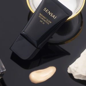 RADIANT GLOW foundation SPF 10
