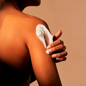 Harmonizujący pieniący się żel pod prysznic THE RITUAL OF AYURVEDA