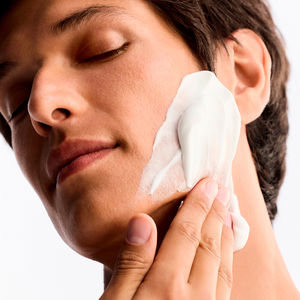 MEN BOOST pianka do golenia przeciw podrażnieniom