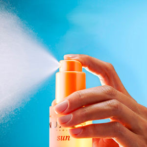 NUXE SUN gaivinamasis apsauginis purškiklis nuo saulės SPF 30