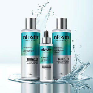 Le shampooing anti-âge AGE DEFENSE purifie le cuir chevelu grâce à la niacinamide.