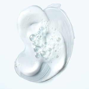 AGE DEFENSE anti-aging shampoo purifies the scalp with niacinamide