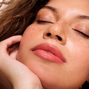 PLUMP IT NUTRI-COLOUR tratamiento labial antiedad