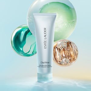 DAYWEAR GLOW BOOST gel cleanser